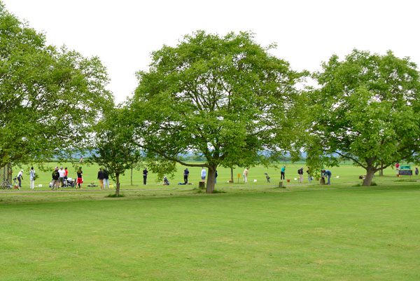 Weitläufige Golf Driving Range in Karben mit Spielern auf dem Rasen