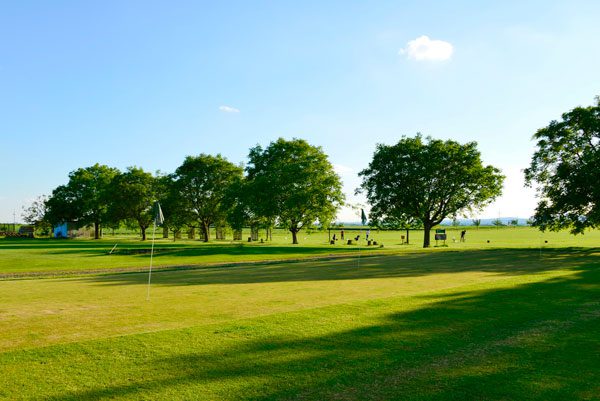 Golfplatz in Karben mit Spielern, die trainieren