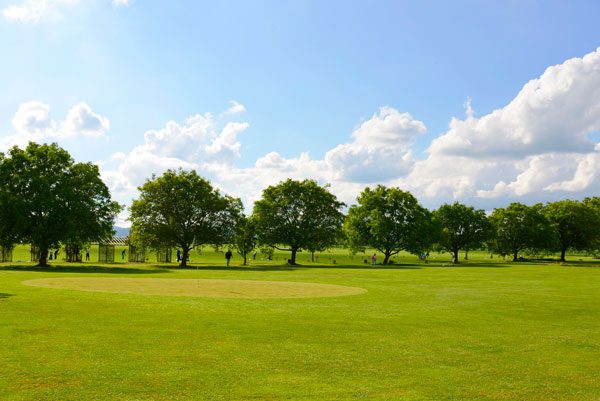 Golfplatz in Karben mit Golfbällen auf dem Rasen und vielen Bäumen Nahaufnahme