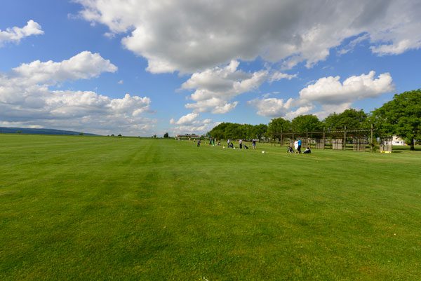 Weitläufige Golf Driving Range in Karben mit blauem Himmel