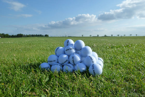 Golfplatz in Karben mit Golfbällen auf dem Rasen